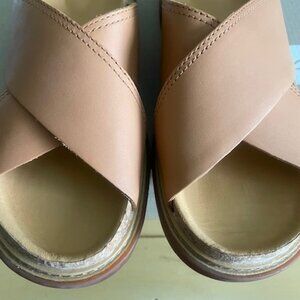 BRAND NEW Clarks Trace Drift Sandals - Women - Size 8 - Tan Leather